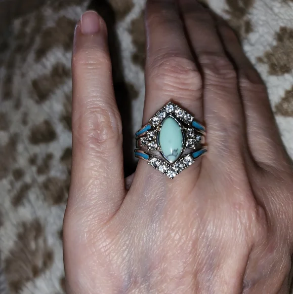 New Size 8 Three Piece Ring Set - Picture 2 of 11